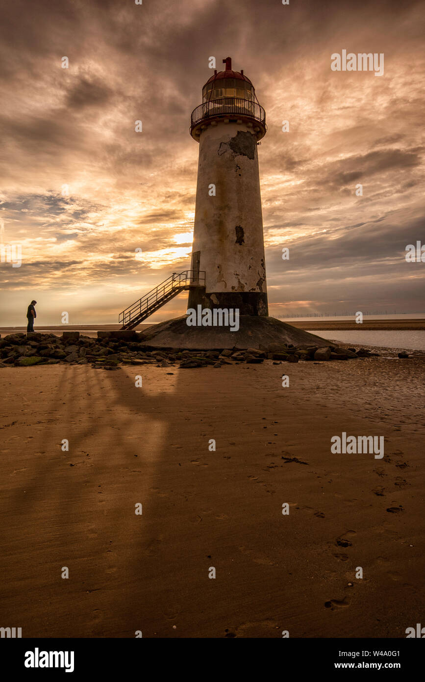 Sonnenuntergang am Leuchtturm in Ayr Talacre Strand, Prestatyn North Wales UK Stockfoto