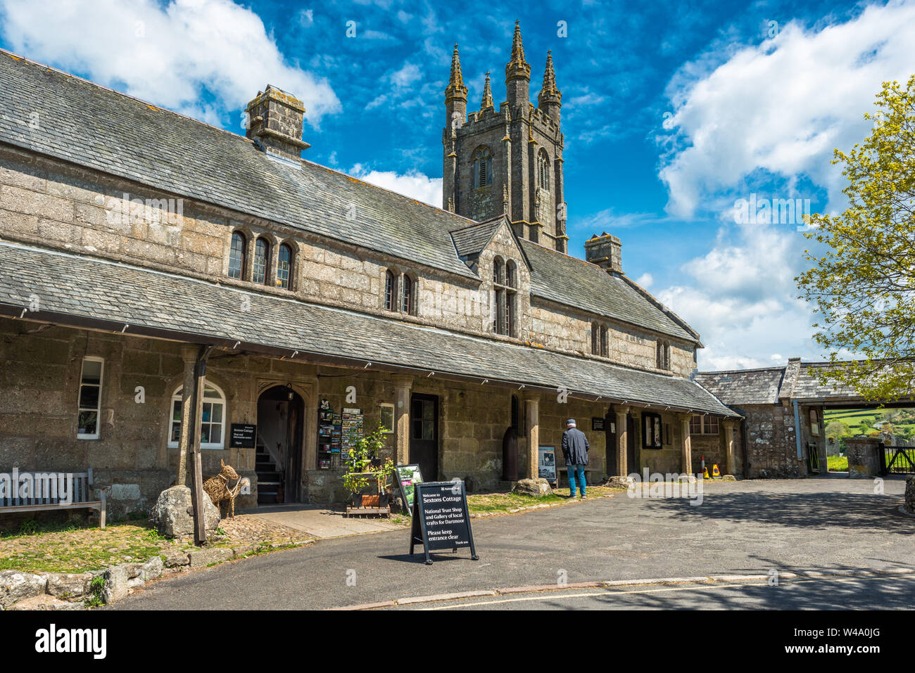 Sextons Cottage und Kirche Haus mit St Pancras Kirche in Widecombe im Moor Dorf im Nationalpark Dartmoor, Devon, England, UK. Stockfoto