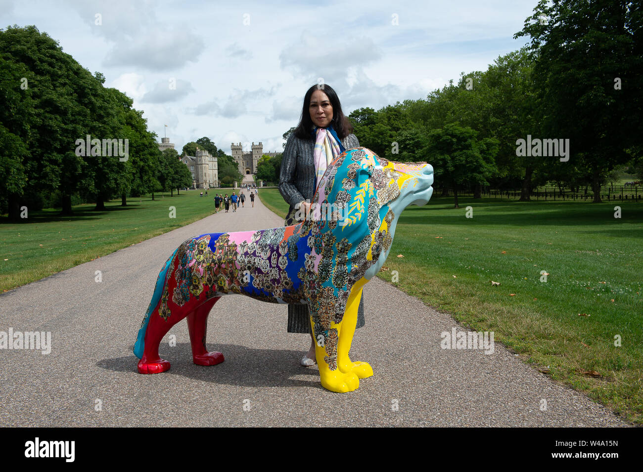 Lions von Windsor und Maidenhead 2019, Windsor, Großbritannien. 21. Juli, 2019. Mitglied der thailändischen Königsfamilie, Internationale Schmuckdesigner M.L. Rojanatorn na Songkhla mit ihren Juwelen Löwen. Ein Stolz des Löwen wird auf dem Display über den Royal Borough of Windsor und Maidenhead in diesem Sommer sein. Sie werden später im Jahr verkauft werden und das Geld, das aufgebracht wird, zur lokalen Nächstenliebe gehen. Credit: Maureen McLean/Alamy Stockfoto