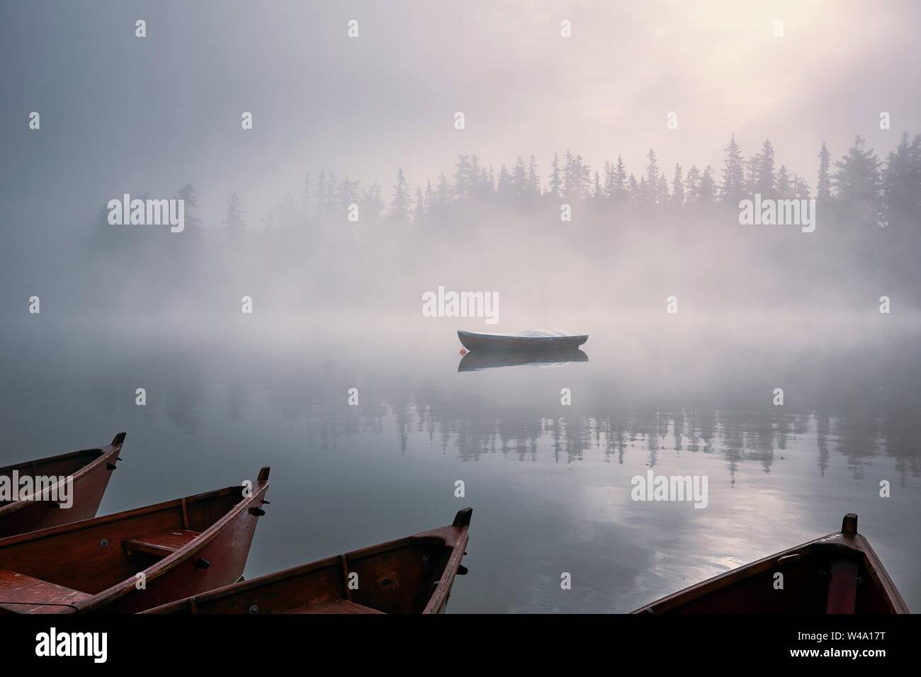 Boote auf dem Bergsee in geheimnisvollen Nebel. Strbske Pleso in der hohen Tatra, Slowakei. Stockfoto