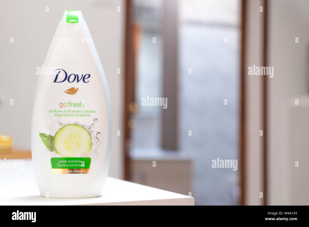 Carrara, Italien - Juli 21, 2019 - 1 Flasche Dove Go Fresh creme Dusche mit dem Duft von grünem Tee und Gurke, spezielle Formel für glatte und luminou Stockfoto