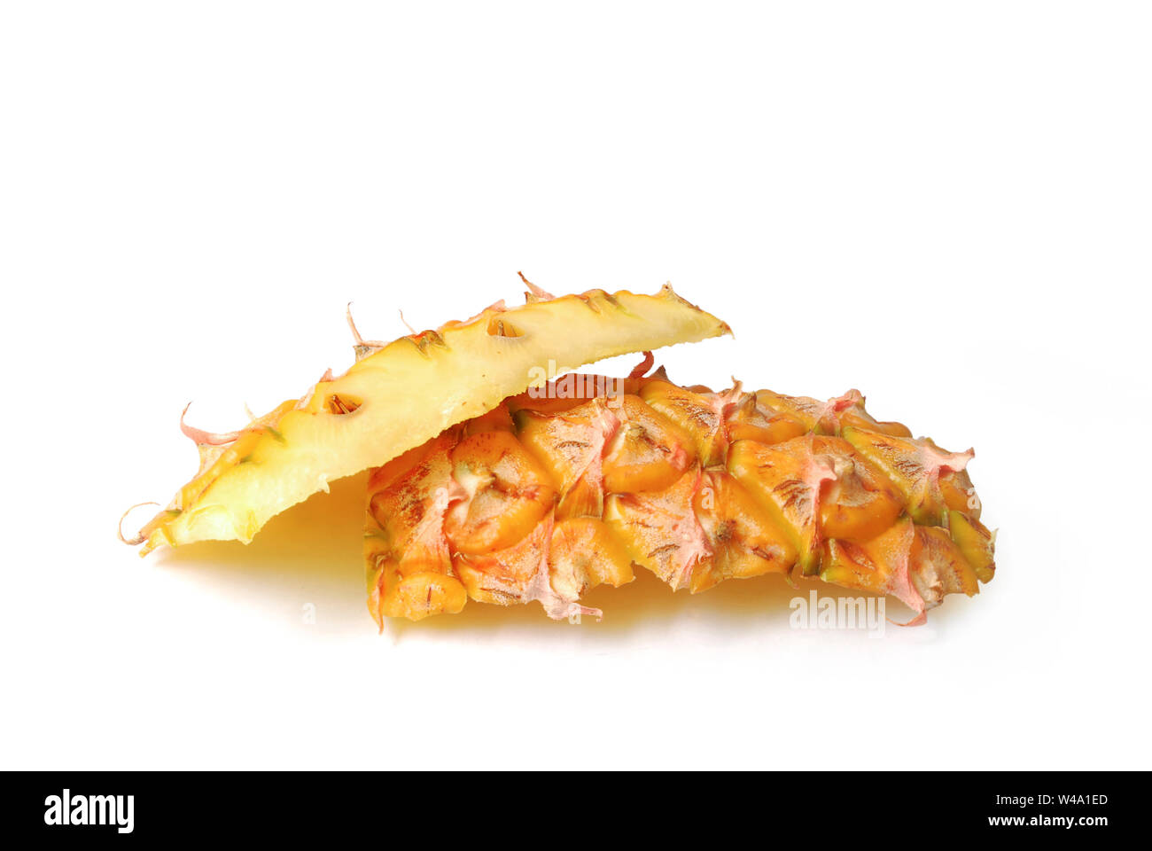 Frische Ananas schälen auf weißem Hintergrund. (mit Clipping Path). Stockfoto