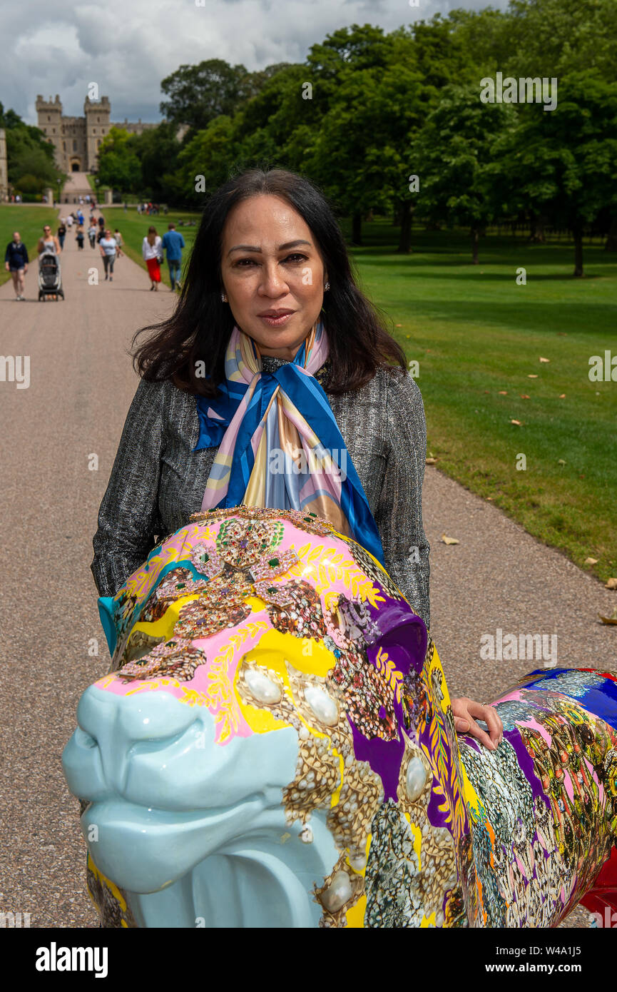 Lions von Windsor und Maidenhead 2019, Windsor, Großbritannien. 21. Juli, 2019. Mitglied der thailändischen Königsfamilie, Internationale Schmuckdesigner M.L. Rojanatorn na Songkhla mit ihren Juwelen Löwen. Ein Stolz des Löwen wird auf dem Display über den Royal Borough of Windsor und Maidenhead in diesem Sommer sein. Sie werden später im Jahr verkauft werden und das Geld, das aufgebracht wird, zur lokalen Nächstenliebe gehen. Credit: Maureen McLean/Alamy Stockfoto