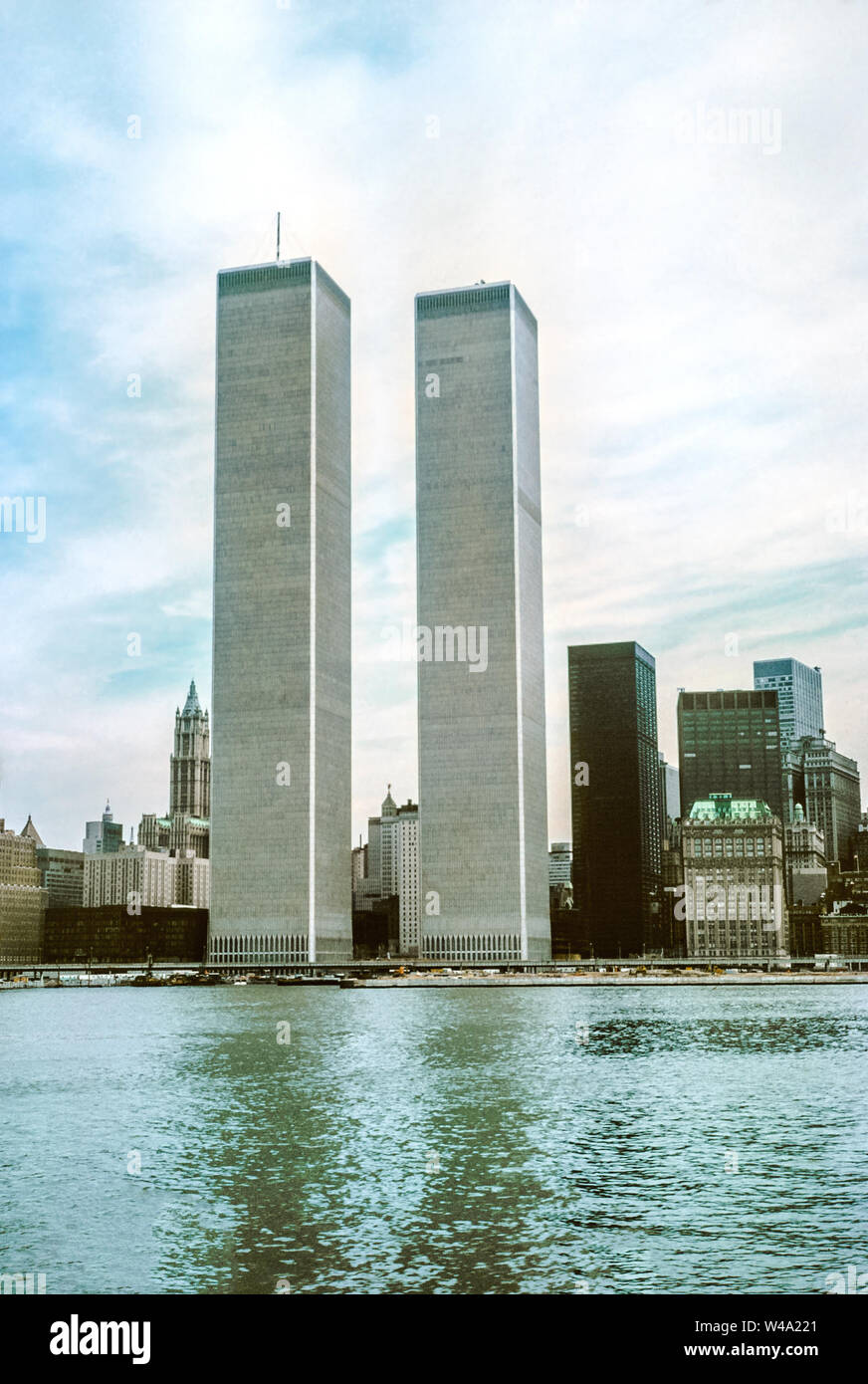 Archivierung und historischen Twin Towers des World Trade Center im Vordergrund von Hudson River. Skyline von Manhattan, New York Cityscape, United States Stockfoto