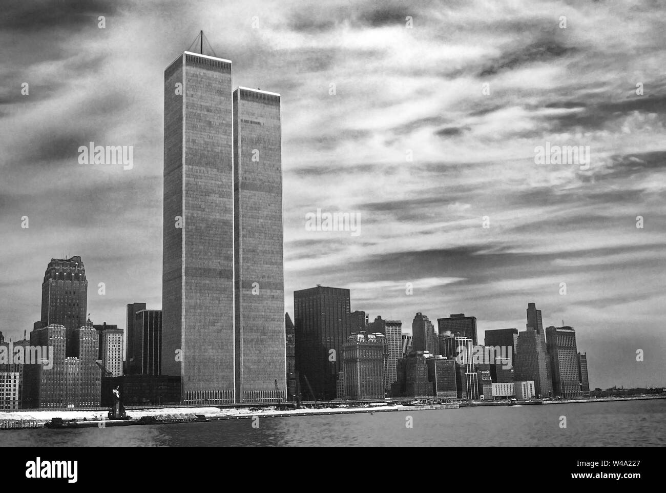 Twin Towers NYC im Vordergrund. Archivierung und das historische Stadtbild von New York Skyline vom Hudson River mit World Trade Center. Lower Manhattan in New York. Stockfoto