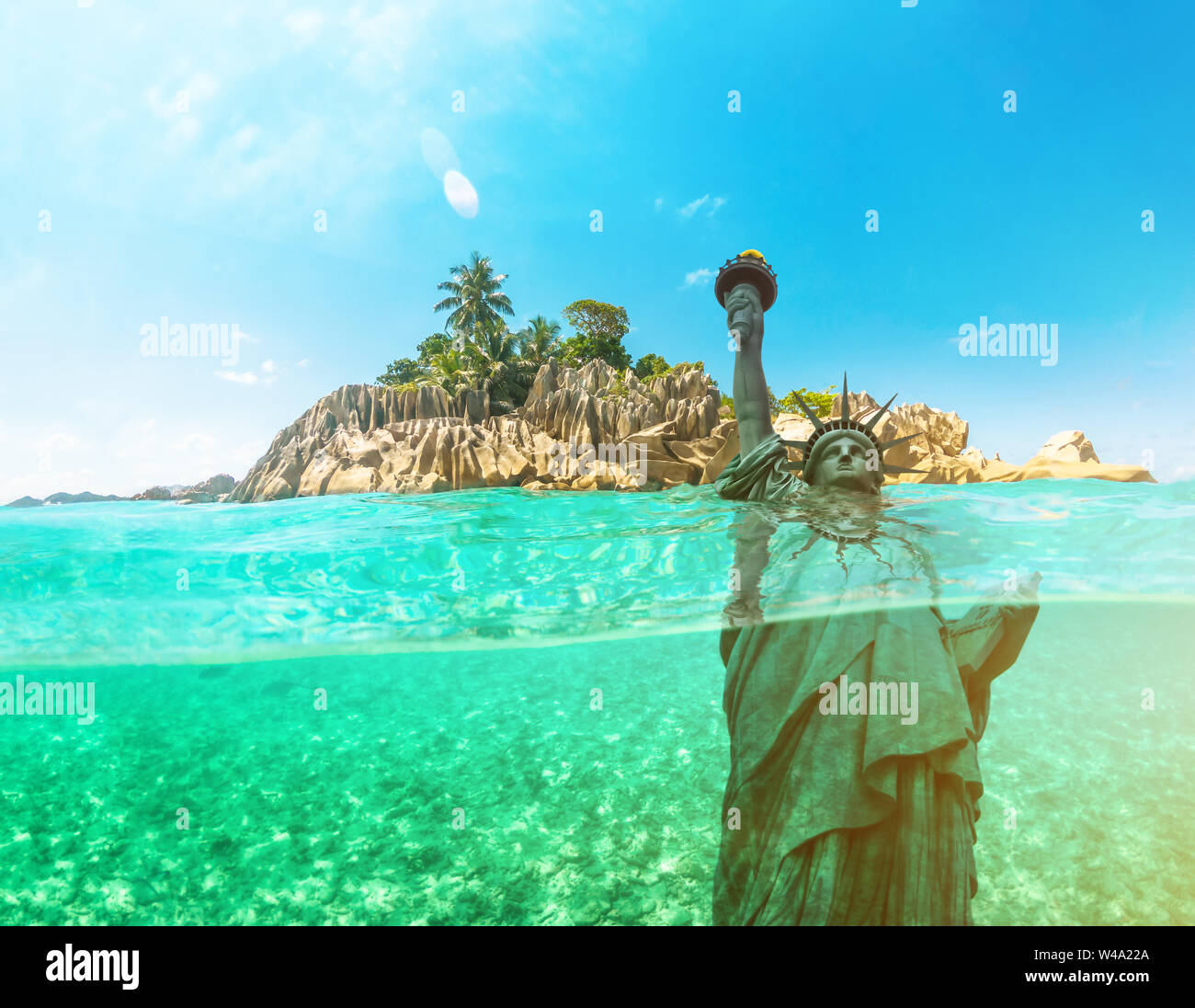 Klimawandel und Gletscherschmelze. Erstaunlich tropische Insel überlebt die große Flut während die Freiheitsstatue, das Symbol der modernen Ära bricht Stockfoto