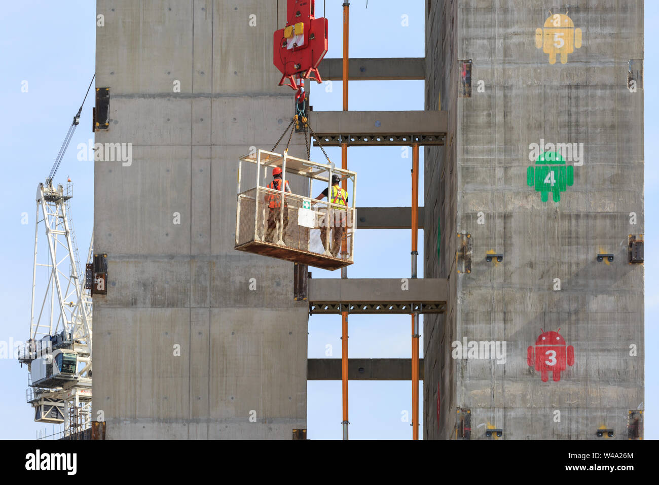 Bau kran mit Korb mit Ingenieuren, konkrete Lift Core, London, UK Stockfoto