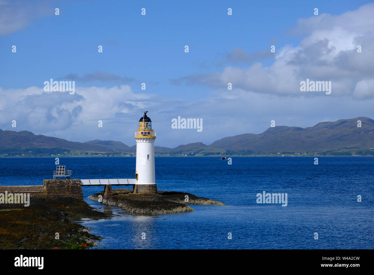 Querformat von Rubha nan Gall Leuchtturm in der Nähe von Tobermory auf der Isle of Mull in Schottland an einem sommerlichen Tag mit blauem Himmel, Wolken und Meer Stockfoto