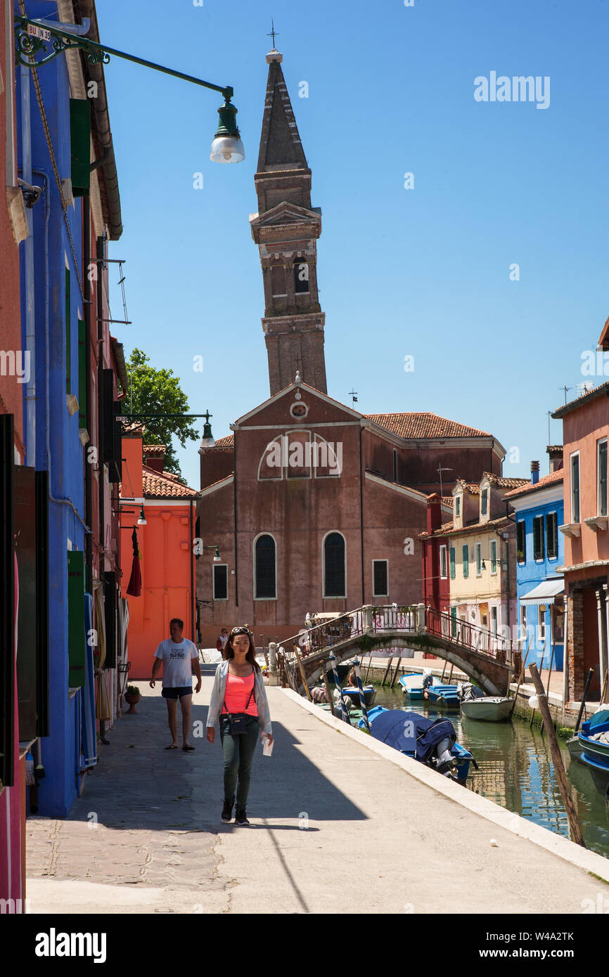 Der schiefe Campanile der Chiesa di San Martino, von Fondamenta Terranova durch den Rio Terranova, Burano, Lagune von Venedig, Venetien, Italien gesehen Stockfoto