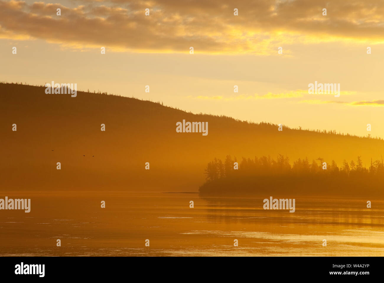 Wunderbarer Sonnenaufgang am Kureika (Keryka) Fluss. Putorana-Plateau, nördlich von Russland, Naturschutzgebiet Putoranskiy. Stockfoto