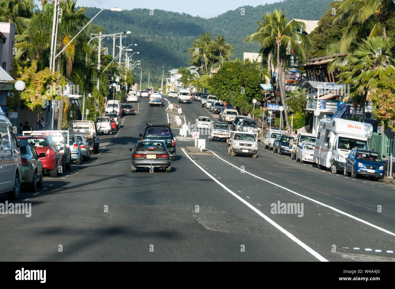 Airlie Beach, beliebt bei Rucksacktouristen, ist ein Sprungbrett zu den nahegelegenen tropischen Whitsunday-Inseln in Queensland, Australien. Der Resor Stockfoto