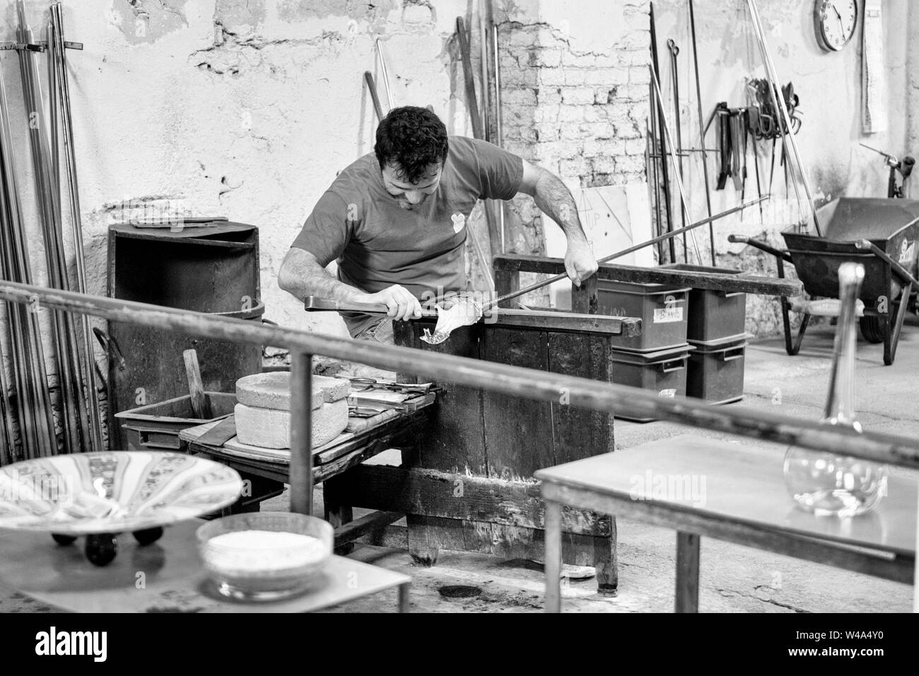 Insel Murano, Italien - 23. April 2017: Glasbläserei Handwerker bei der Arbeit in einer Kristall-Glas-Werkstatt in Insel Murano, Venedig. Murano Glasmacher verwenden Sie die s Stockfoto