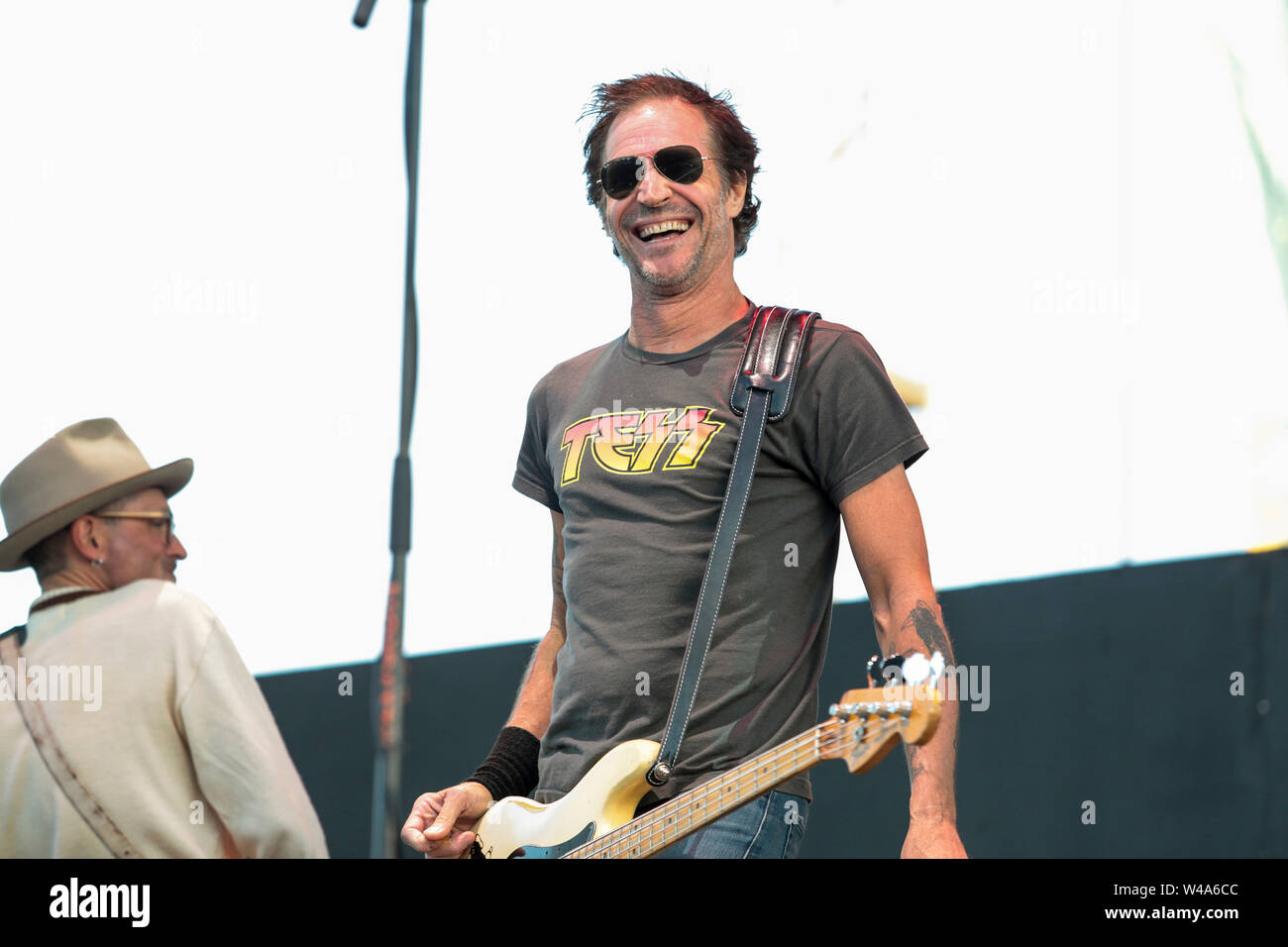 Kalifornien, USA. 20. Juli 2019. Bad Religion Gitarrist Jay Bentley, der während der Vans Warped Tour 25. Jahrestag im Shoreline Amphitheater am 20 Juli, 2019 in Mountain View, Kalifornien. Credit: MediaPunch Inc/Alamy leben Nachrichten Stockfoto