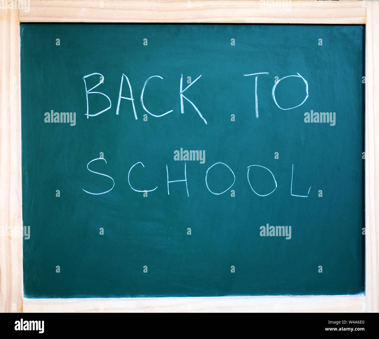 Schwarze Schule Schiefertafel Hintergrund mit der Aufschrift zurück die Schule Stockfoto