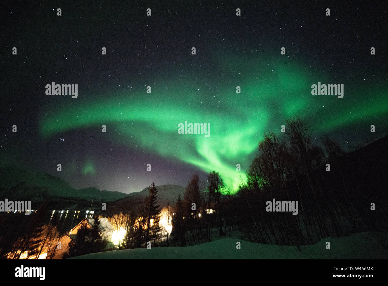 Aurora Borealis, Villa Nordlichter, in Lyngenalps, Tromsö, Norwegen, Lakselvbukt, Norwegen, tanzenden Lichter über die Berge, Stockfoto