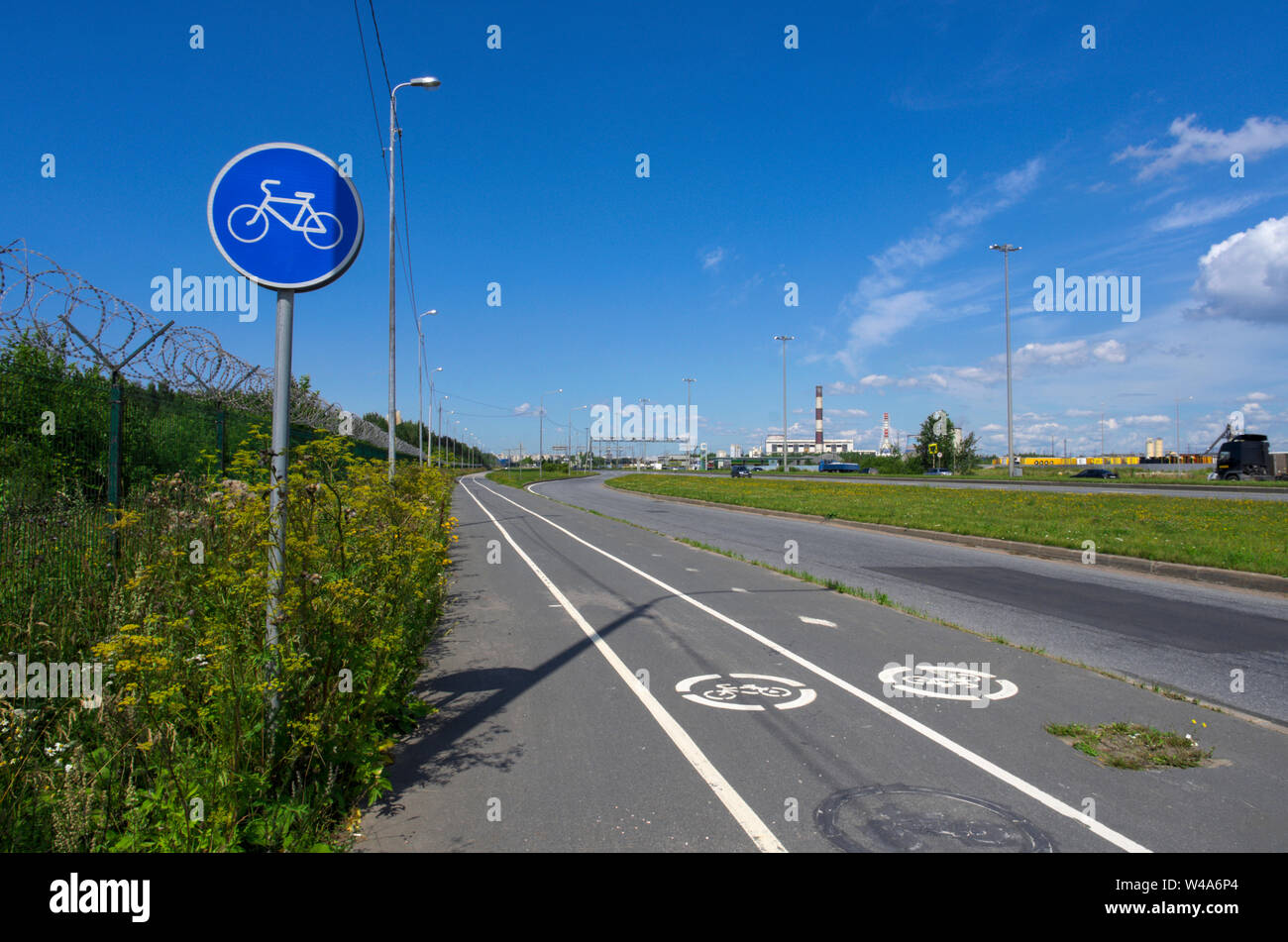 Gesonderter Spuren für Radfahrer mit Radweg Schilder'' auf dem Asphalt und auf der Straße. Stockfoto