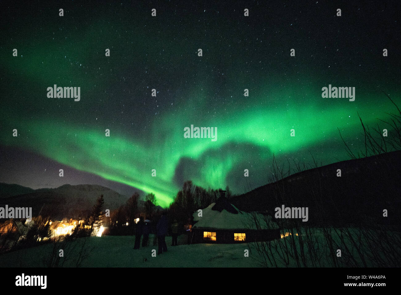 Aurora Borealis, Villa Nordlichter, in Lyngenalps, Tromsö, Norwegen, Lakselvbukt, Norwegen, tanzenden Lichter über die Berge, Stockfoto