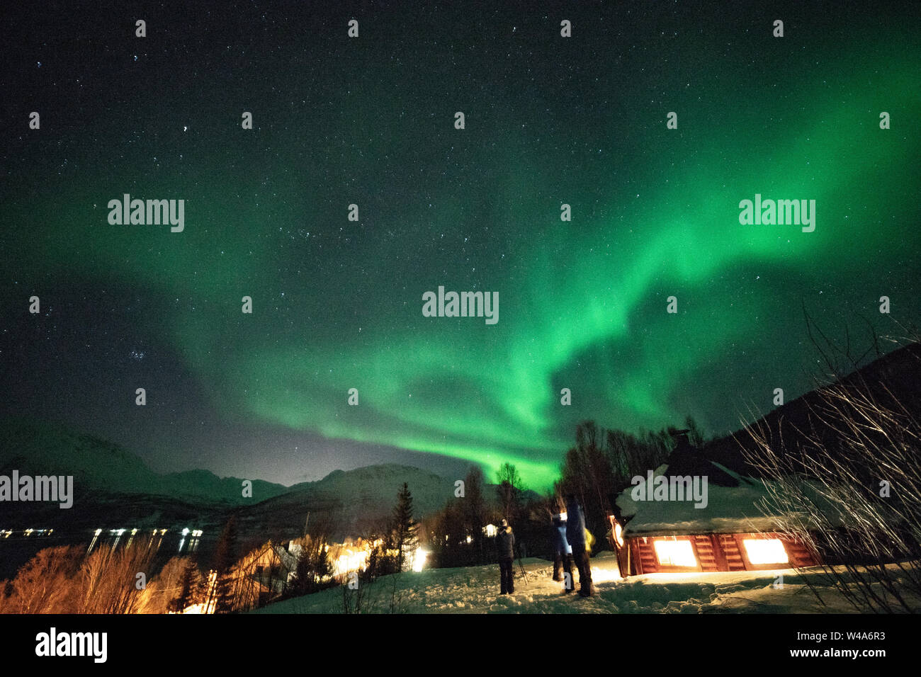 Aurora Borealis, Villa Nordlichter, in Lyngenalps, Tromsö, Norwegen, Lakselvbukt, Norwegen, tanzenden Lichter über die Berge, Stockfoto