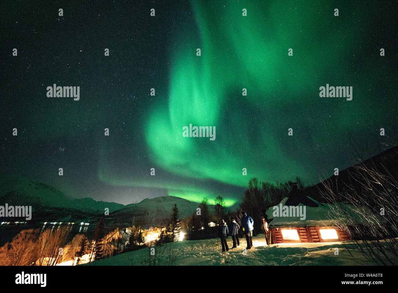 Aurora Borealis, Villa Nordlichter, in Lyngenalps, Tromsö, Norwegen, Lakselvbukt, Norwegen, tanzenden Lichter über die Berge, Stockfoto