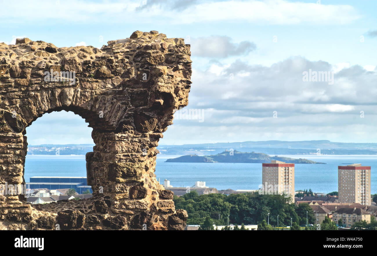 Die Kapelle des Hl. Antonius Ruinen in Holyrood Park im Vordergrund und ein panomara des Edinburgh und Inchkeith Insel im Hintergrund Stockfoto