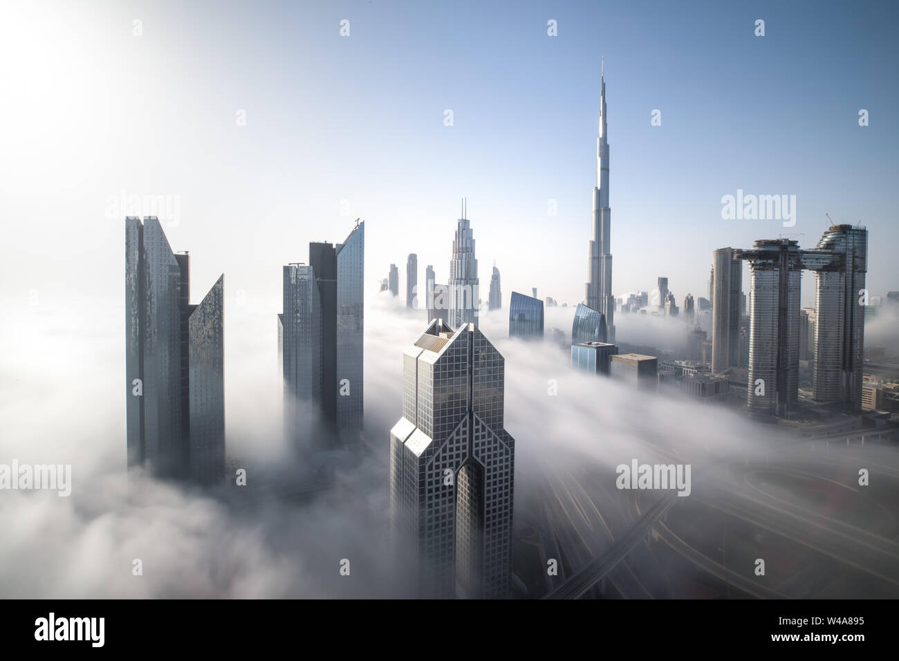 Cityscpae von Dubai Downtown Skyline an einem nebligen Wintertag. Dubai, VAE. Stockfoto