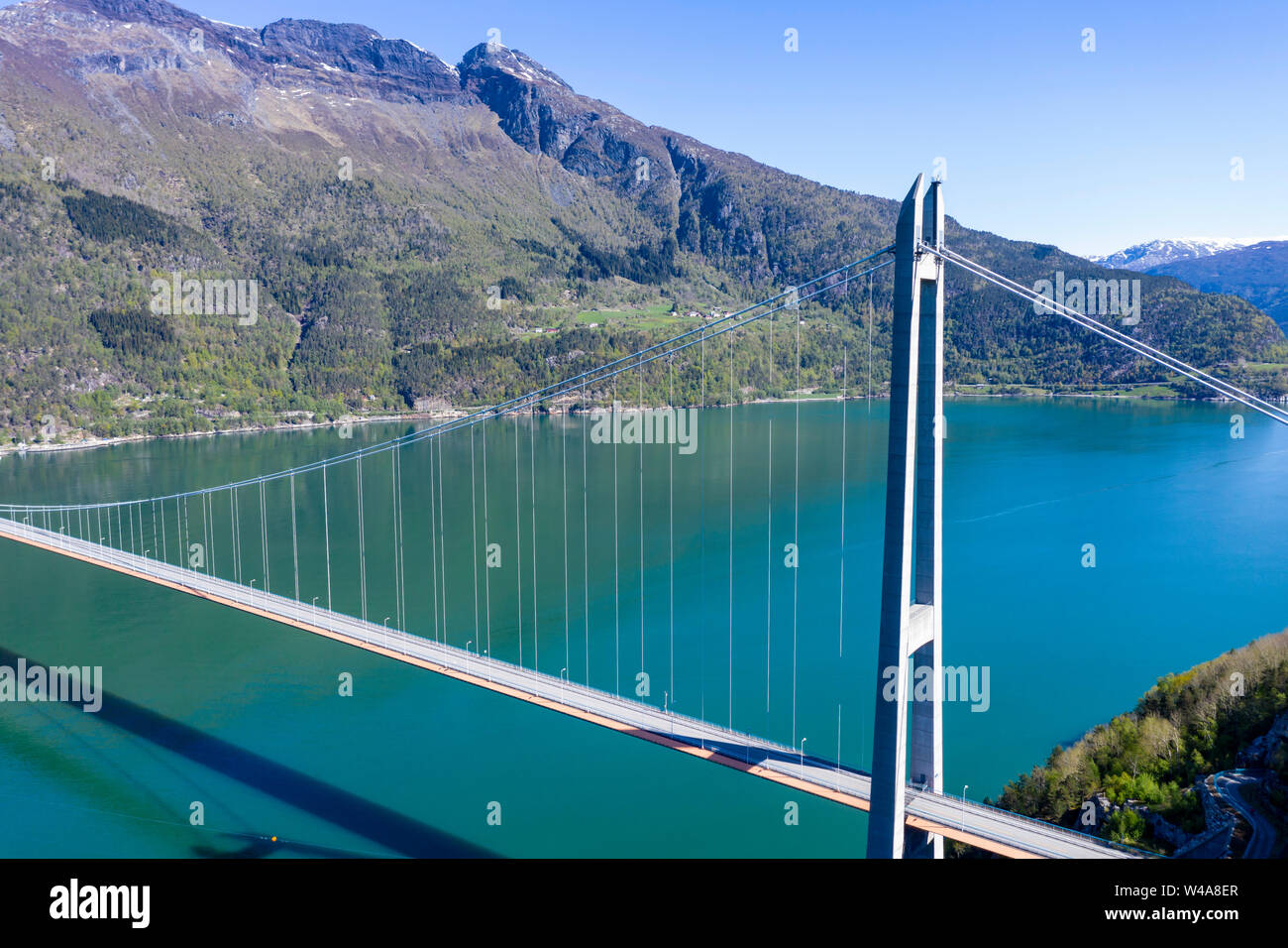 Hängebrücke über den Hardangerfjord, Drone, Feder, Hardanger, Norwegen Stockfoto