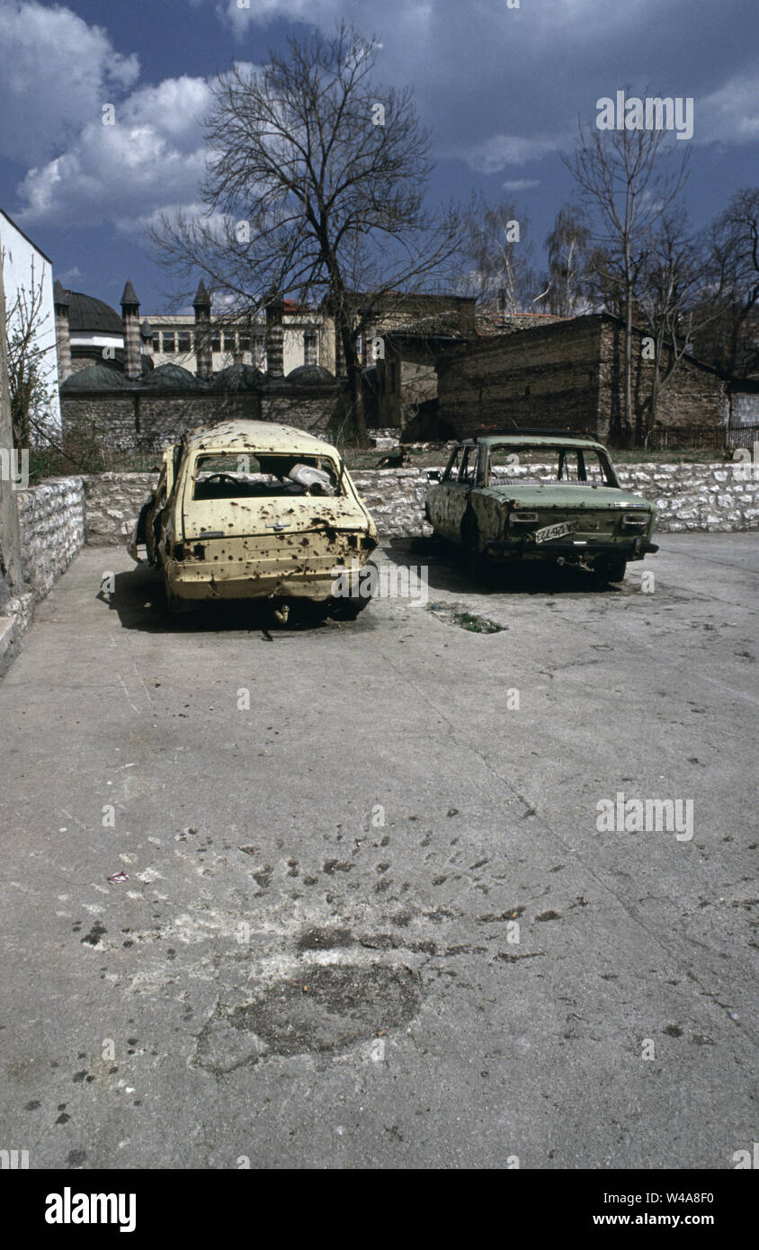 April 1993 21 während der Belagerung von Sarajevo: "Sarajevo Rose", die überall vorhandenen narbe von einem bosnischen Serben Mörtel Bombe, in einem kleinen Parkplatz aus saraci Straße im Viertel Bascarsija. Stockfoto