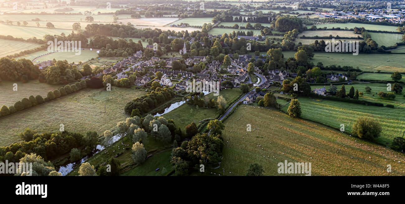 Luftaufnahme von Lower Slaughter Cotswold Dorf am Fluss Windrush Gloucestershire Stockfoto