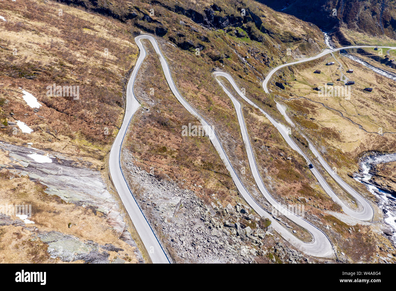 Luftaufnahme von Mountain pass Straße über das Vikafjell, zwischen Hardanger- und Sognefjord, Serpentinen über eine kurvenreiche Straße, Frühsommer, Norwegen Stockfoto