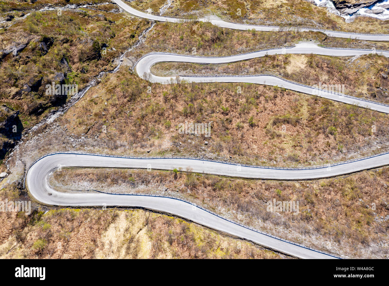 Luftaufnahme von Mountain pass Straße über das Vikafjell, zwischen Hardanger- und Sognefjord, Serpentinen über eine kurvenreiche Straße, Frühsommer, Norwegen Stockfoto