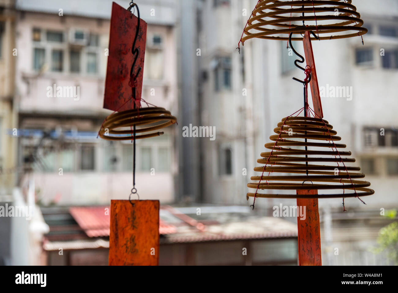 Räucherstäbchen brennen auf eine Tai Ping Shan Straße Tempel. Hongkong Stockfoto