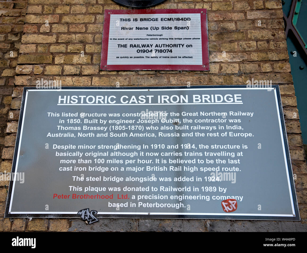 Die Plakette auf dem Ziegelstein des Nene Viaduct, die behauptet, dass die Brücke das letzte erhaltene Gusseisenbauwerk an einer Hauptbahnstrecke in Großbritannien ist Stockfoto