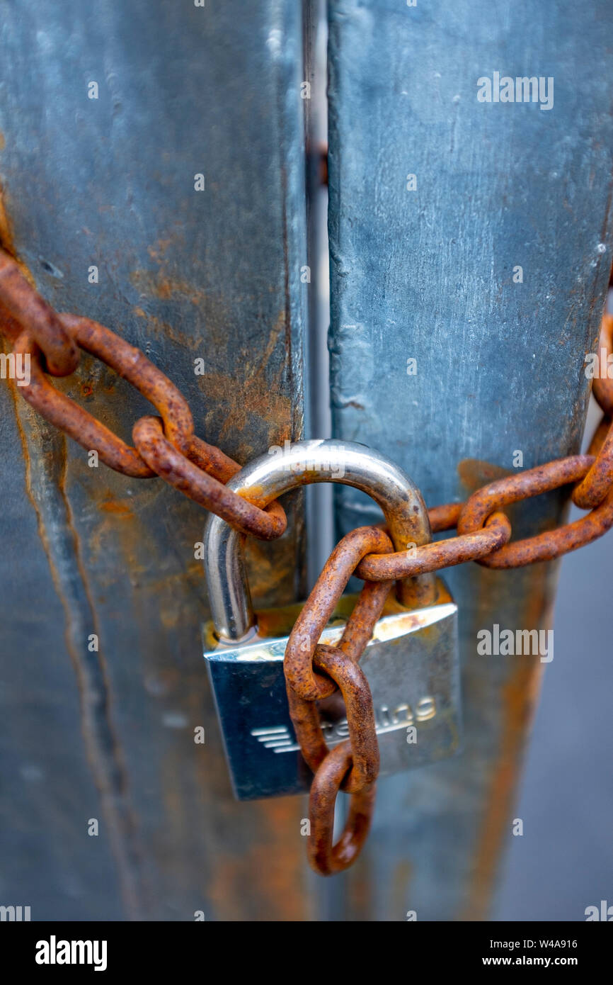 Nahaufnahme von vorhängeschloss und schwere Kette Industrie zum Schließen des Gatters Stockfoto