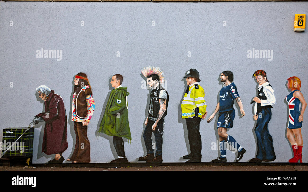 Wandbild von Nathan Murdoch, die kultigen britischen Zahlen an der Wand neben dem Beehive Pub und Fisch und Chips Essen zum Mitnehmen in Peterborough, Großbritannien Stockfoto