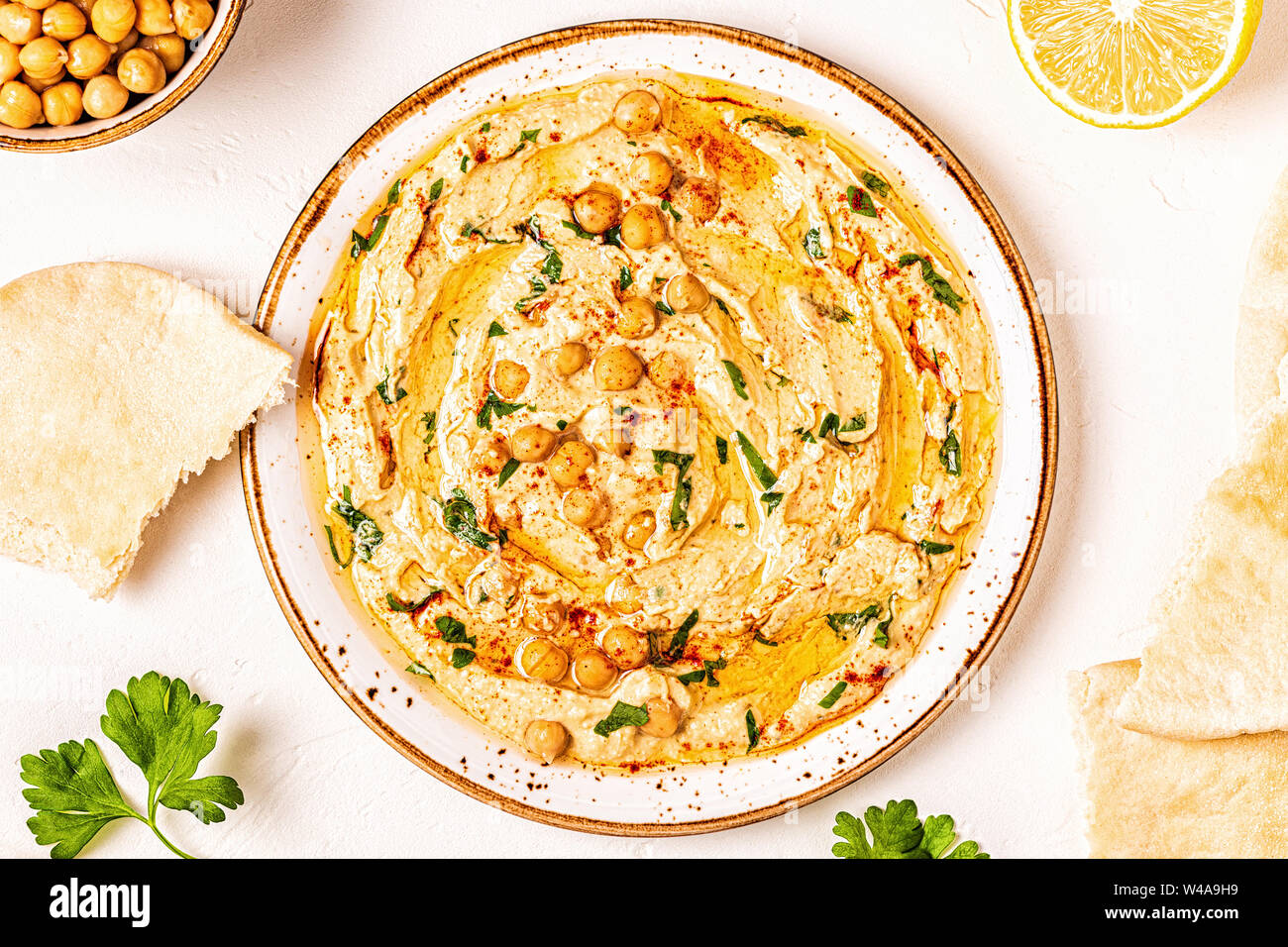 Hausgemachte Hummus, Kichererbsen dip, mit Gewürzen. Ansicht von oben. Stockfoto