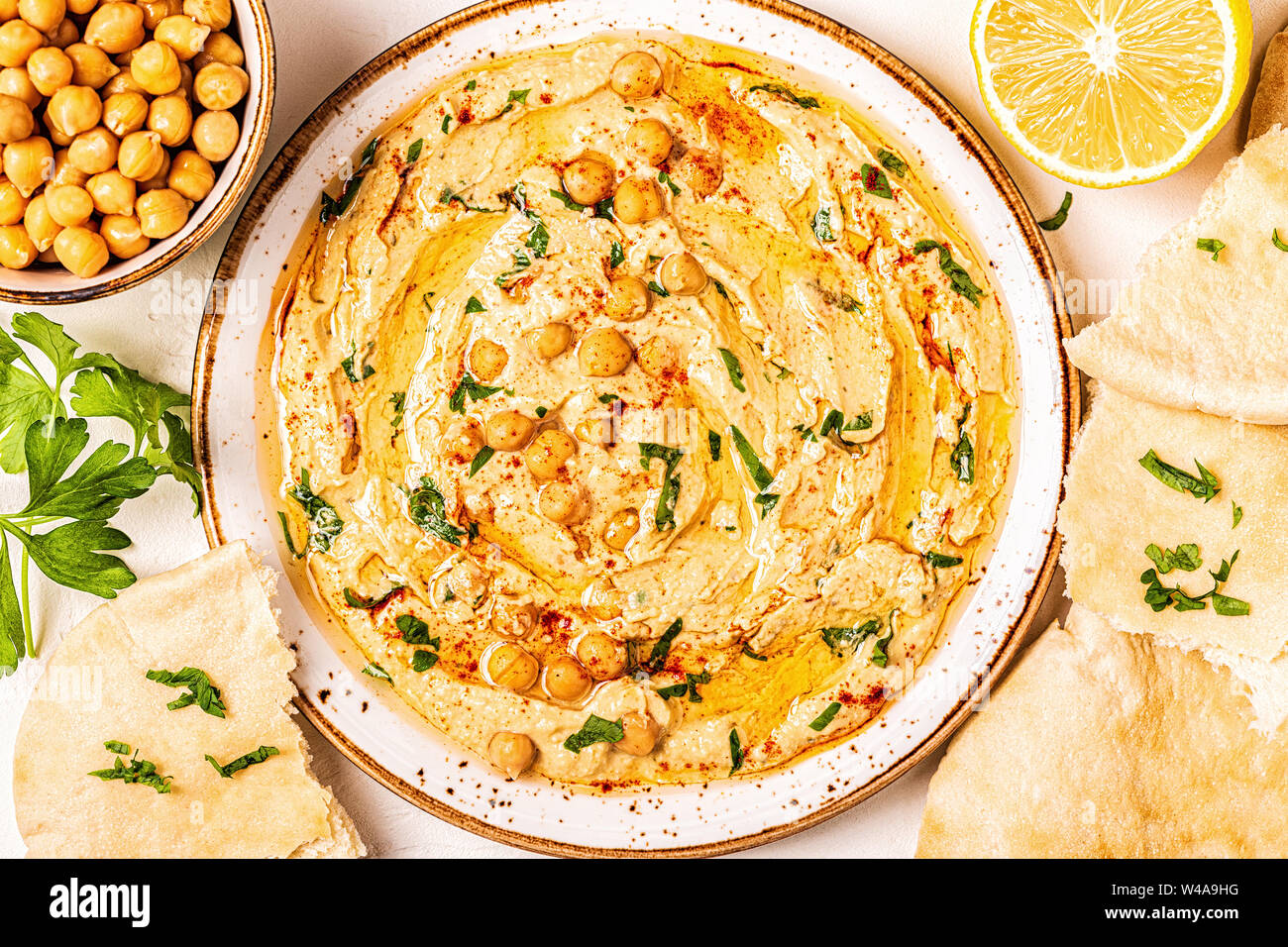 Hausgemachte Hummus, Kichererbsen dip, mit Gewürzen. Ansicht von oben. Stockfoto