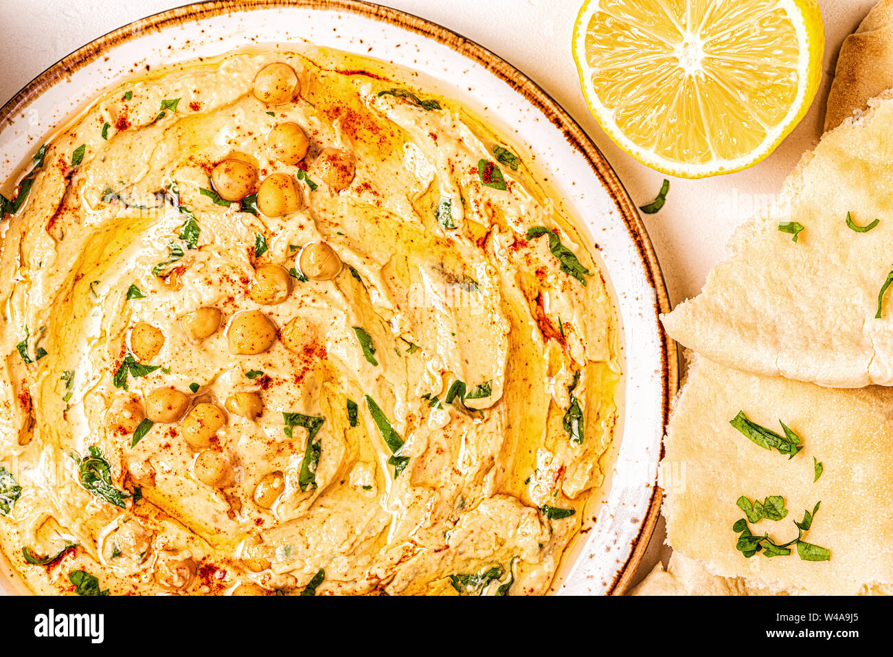 Hausgemachte Hummus, Kichererbsen dip, mit Gewürzen. Ansicht von oben. Stockfoto
