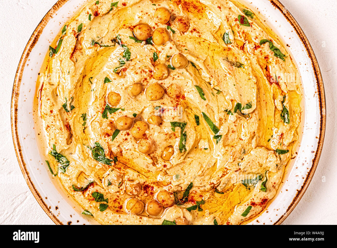 Hausgemachte Hummus, Kichererbsen dip, mit Gewürzen. Ansicht von oben. Stockfoto