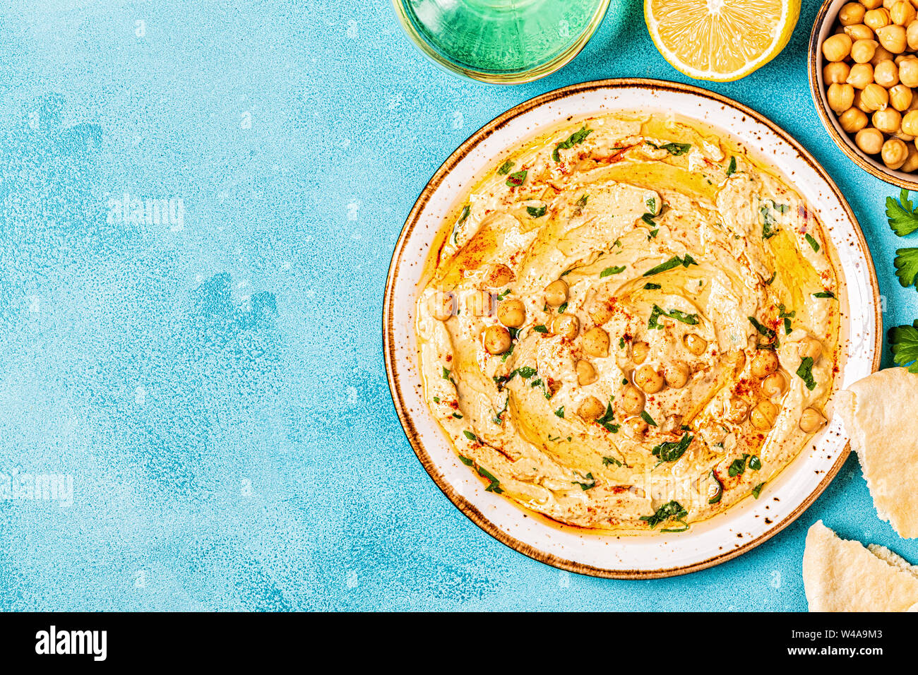 Hausgemachte Hummus, Kichererbsen dip, mit Gewürzen. Ansicht von oben. Stockfoto