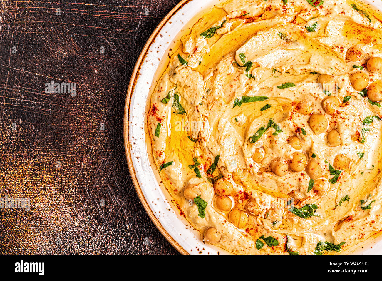 Hausgemachte Hummus, Kichererbsen dip, mit Gewürzen. Ansicht von oben. Stockfoto
