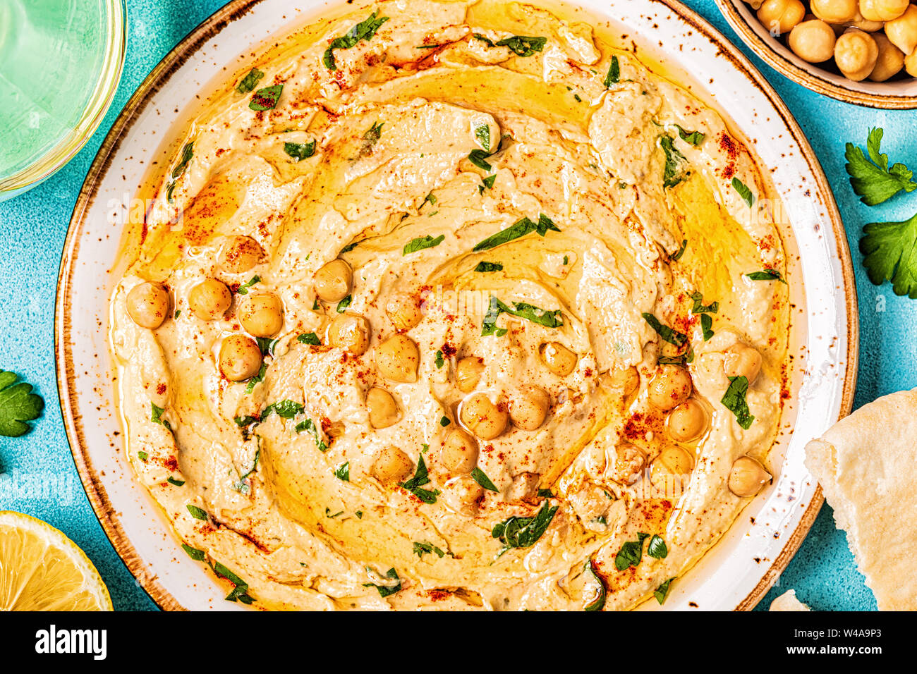 Hausgemachte Hummus, Kichererbsen dip, mit Gewürzen. Ansicht von oben. Stockfoto