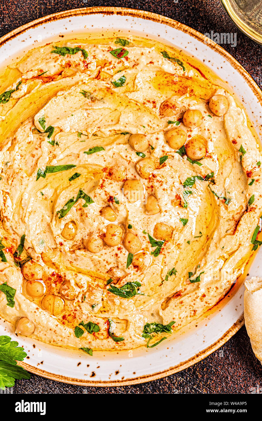 Hausgemachte Hummus, Kichererbsen dip, mit Gewürzen. Ansicht von oben. Stockfoto