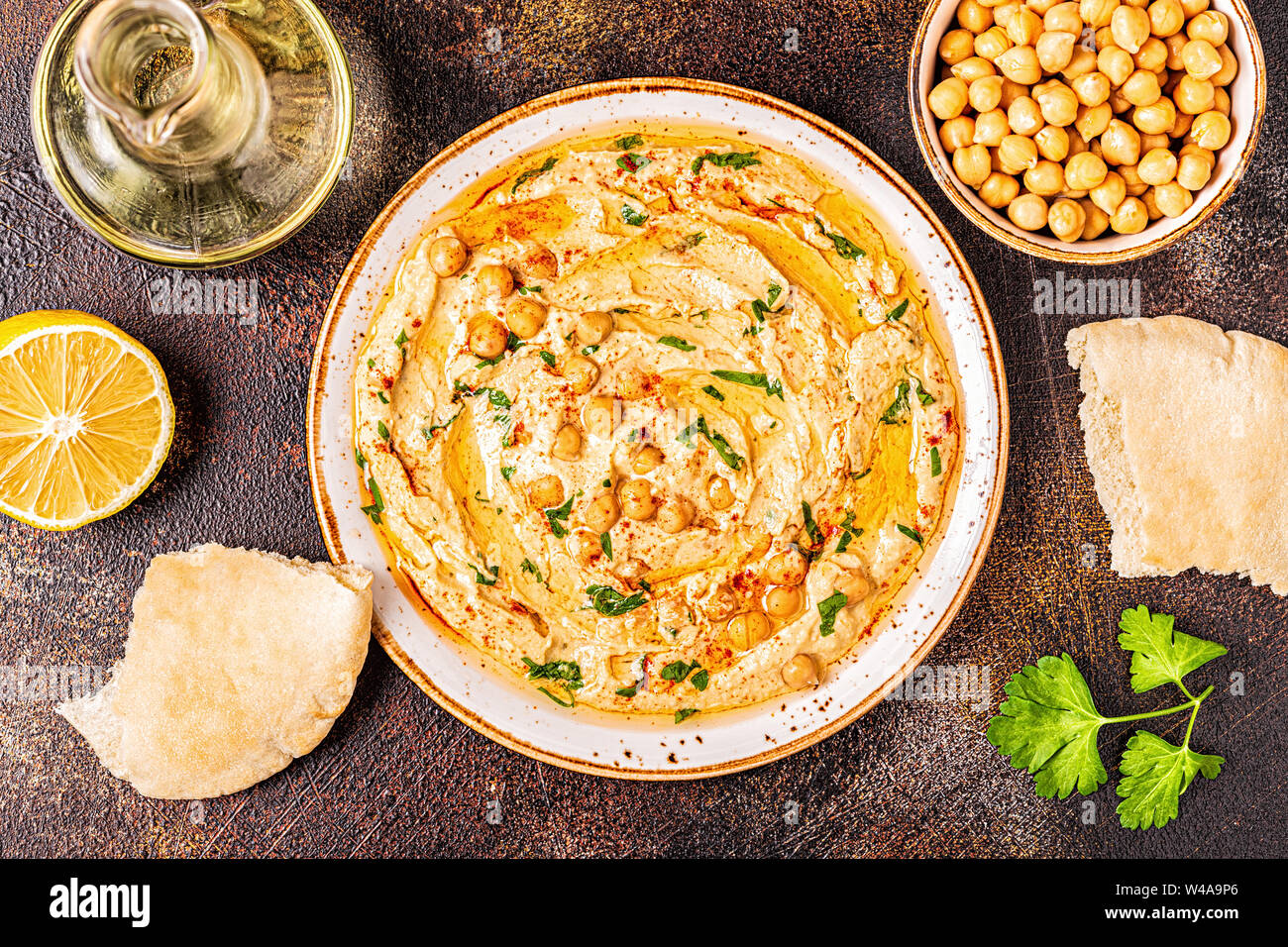Hausgemachte Hummus, Kichererbsen dip, mit Gewürzen. Ansicht von oben. Stockfoto