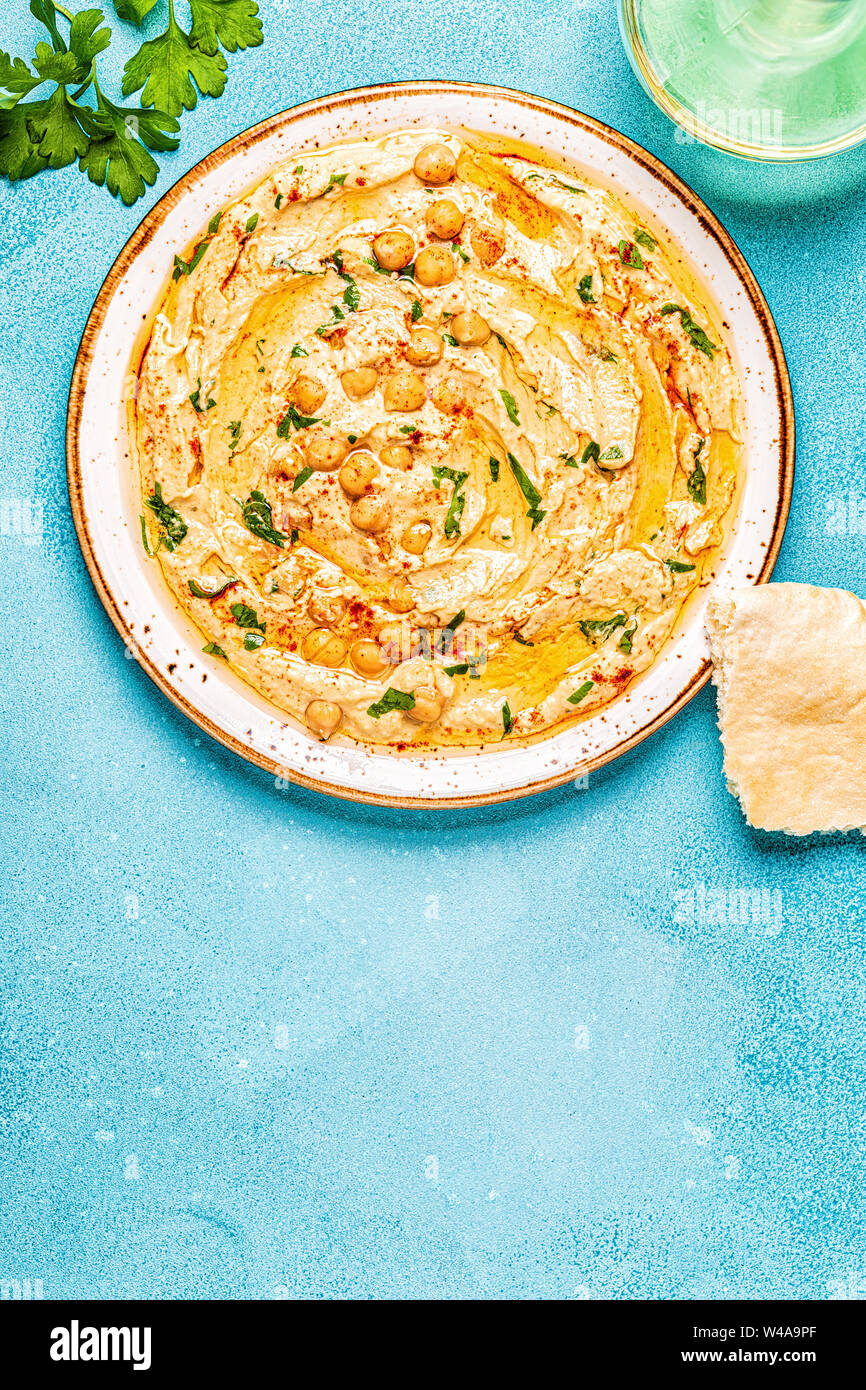 Hausgemachte Hummus, Kichererbsen dip, mit Gewürzen. Ansicht von oben. Stockfoto