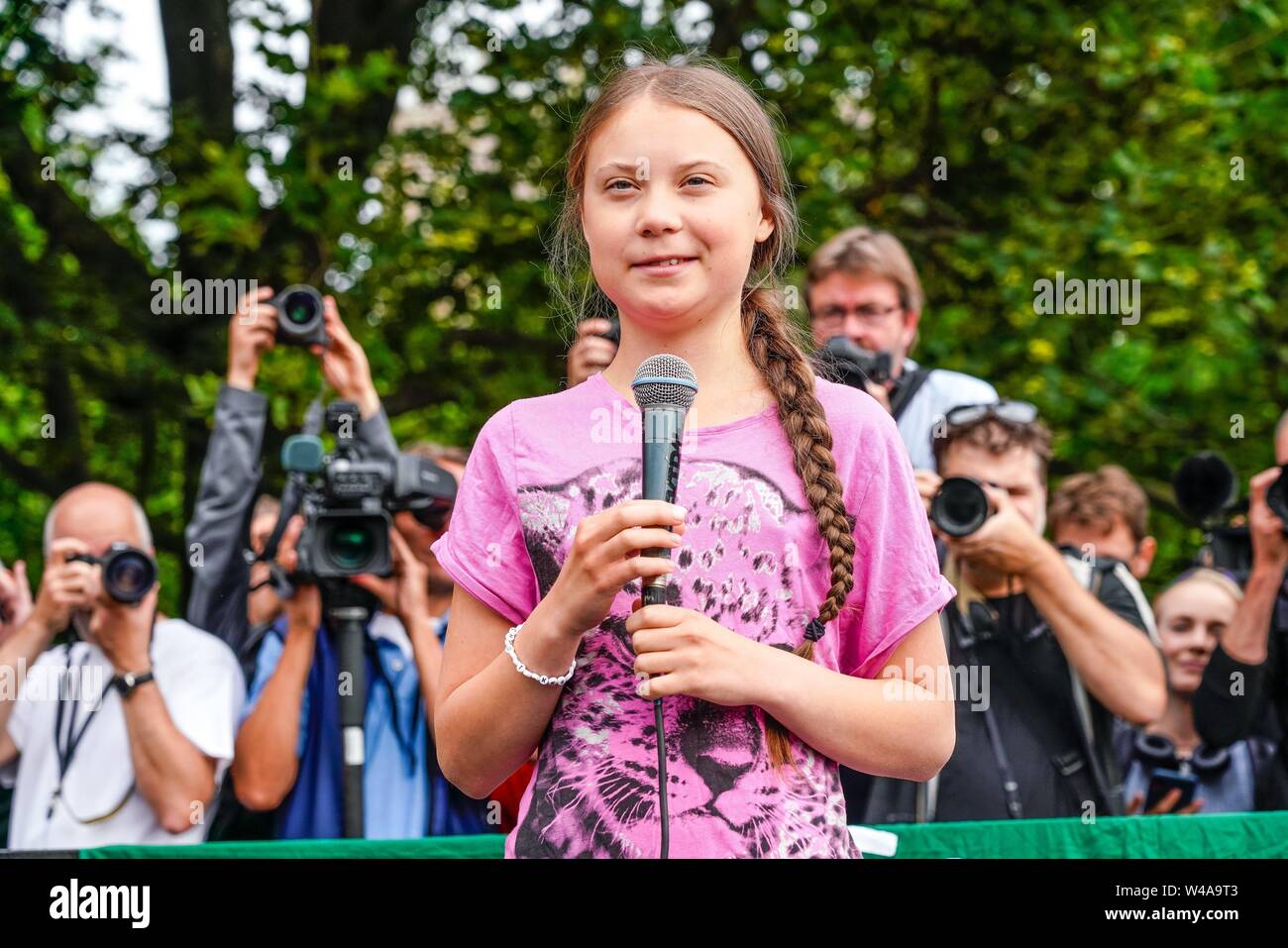 19.07.2019, die 16-jährige schwedische Klima Aktivistin Greta Thunberg zeigt zusammen mit dem Berliner Demonstranten am Freitag für künftige Veranstaltung in Berlin. In ihrer Rede, die Sie ermutigt die Demonstranten Streiks, um fortzufahren. Die schule Streiks für die Einhaltung des Übereinkommens von Paris wurden durch die Schwedische Schulmädchen eingeleitet und sind heute weltweit. | Verwendung weltweit Stockfoto