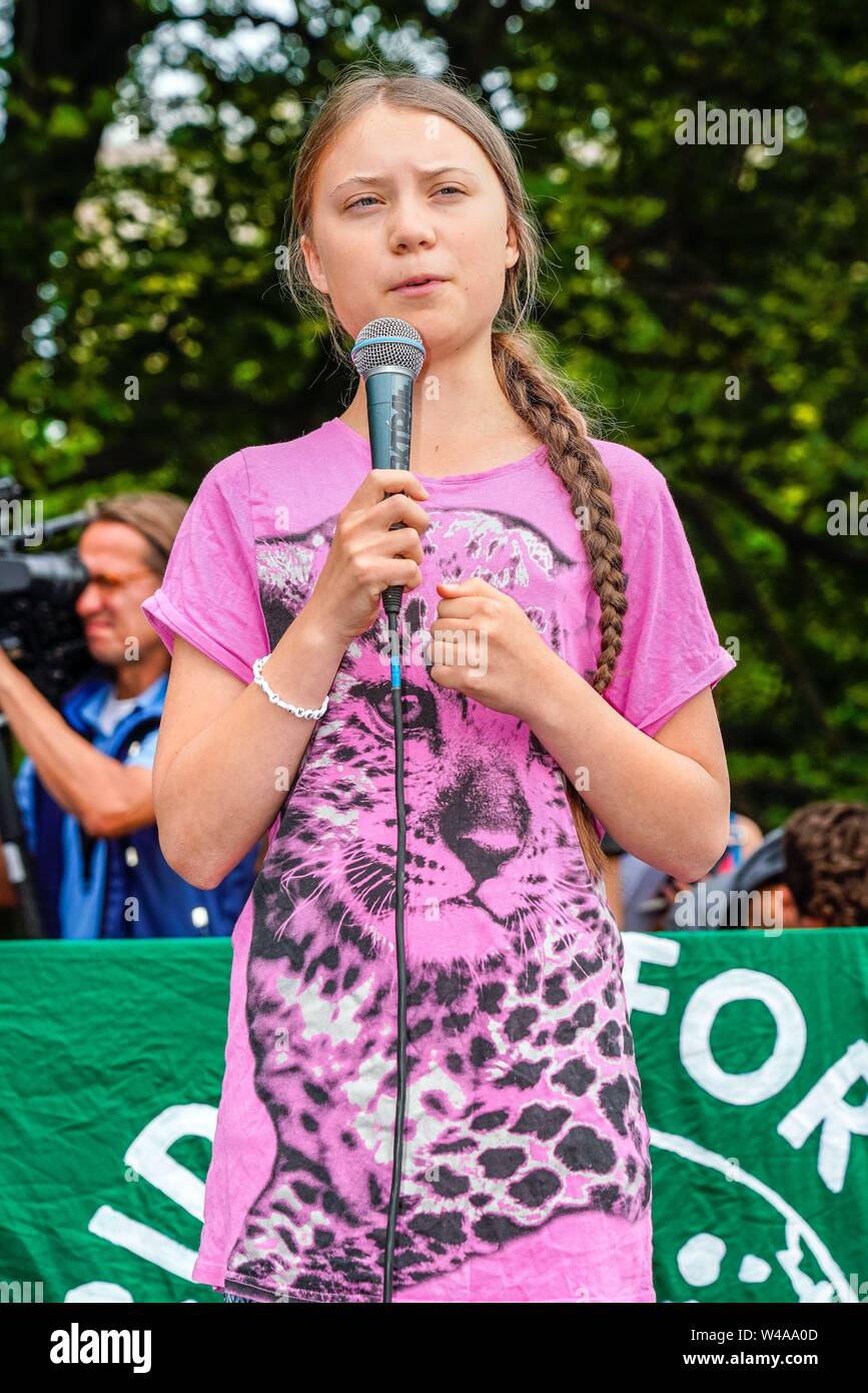 19.07.2019, die 16-jährige schwedische Klima Aktivistin Greta Thunberg zeigt zusammen mit dem Berliner Demonstranten am Freitag für künftige Veranstaltung in Berlin. In ihrer Rede, die Sie ermutigt die Demonstranten Streiks, um fortzufahren. Die schule Streiks für die Einhaltung des Übereinkommens von Paris wurden durch die Schwedische Schulmädchen eingeleitet und sind heute weltweit. | Verwendung weltweit Stockfoto