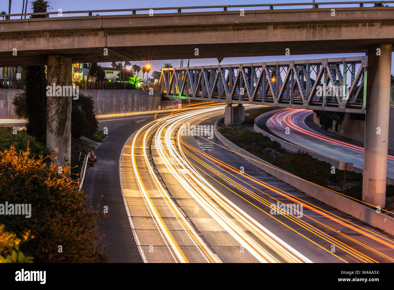 Streifen Scheinwerfer und Rückleuchten der fließenden Verkehr von der Autobahn 101, wie es unter Brücken in Ventura. Stockfoto