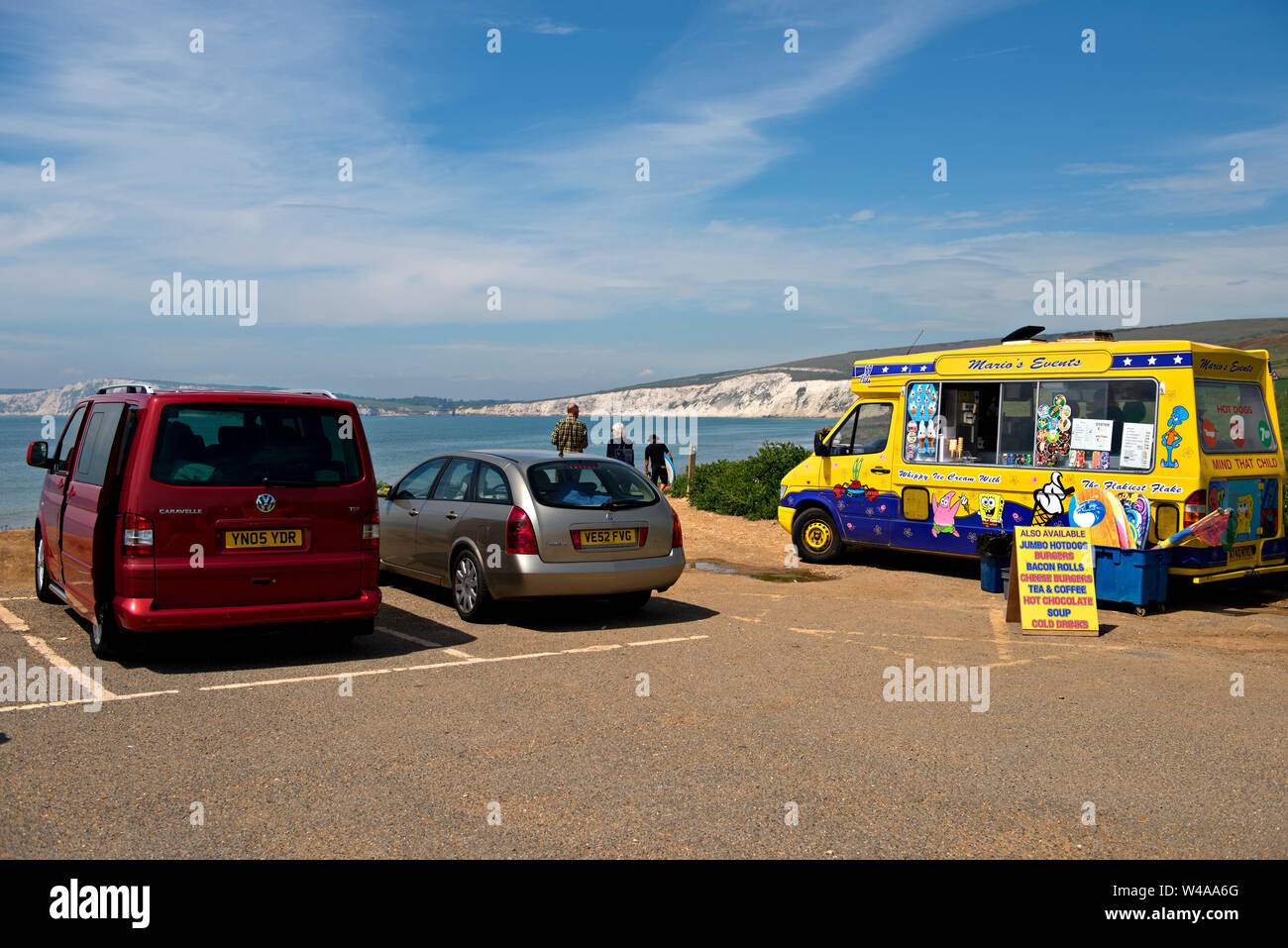 Ein Eis van mit Snacks und Souvenirs im National Trust Parkplatz Compton Strand, Isle of Wight, Großbritannien geparkt Stockfoto