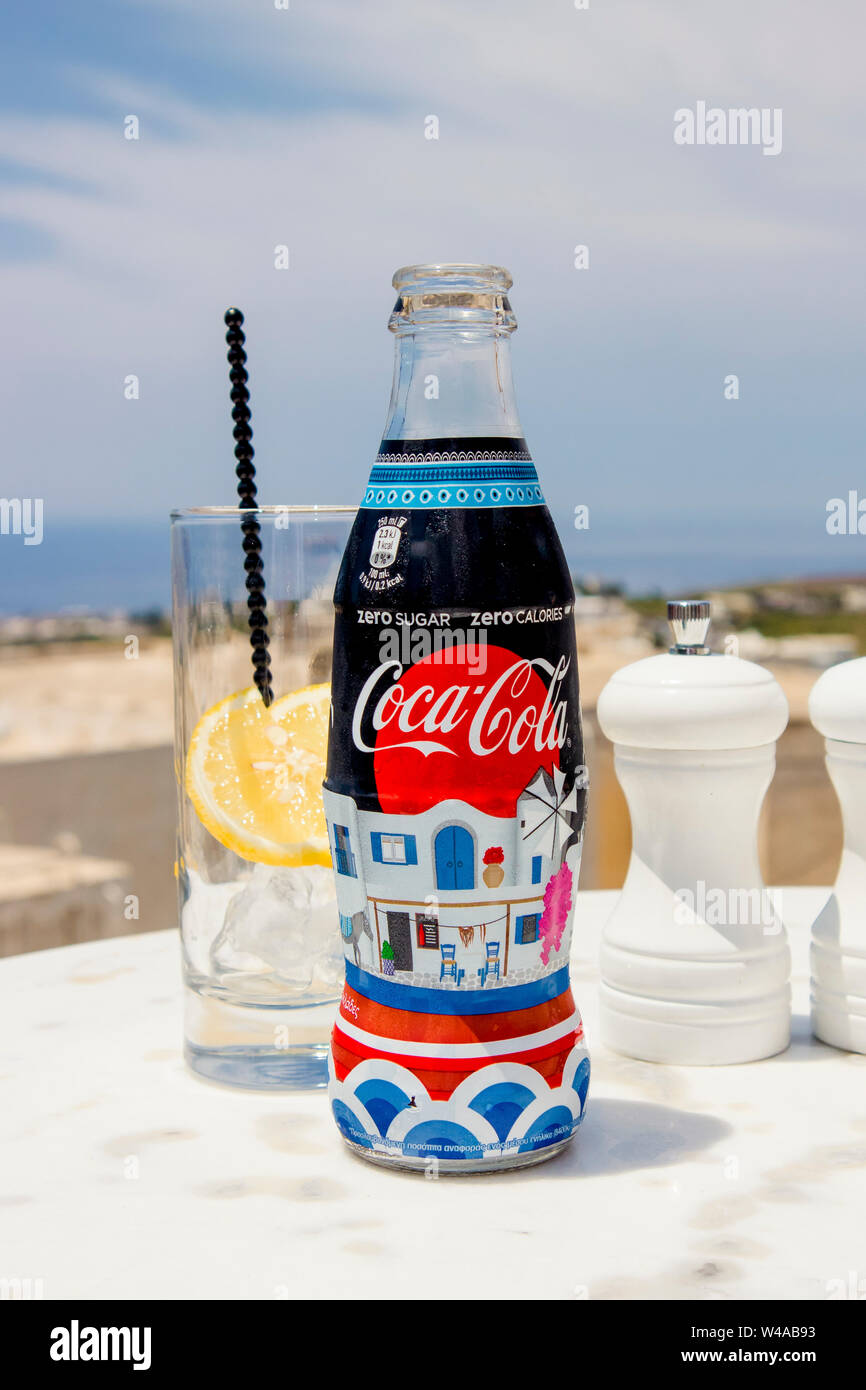 Pyrgos, Santorin/Griechenland-15 Jul 2019. Hand custom made Coca Cola Zero Flasche mit speziellen Insel Santorini Thema Bild auf dem Etikett. Seltene col Stockfoto