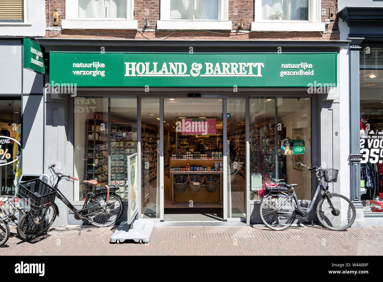 Holland & Barrett store in Delft, Niederlande. Holland & Barrett ist eine Kette von Naturkostläden mit über 1.300 Filialen in 16 Ländern. Stockfoto
